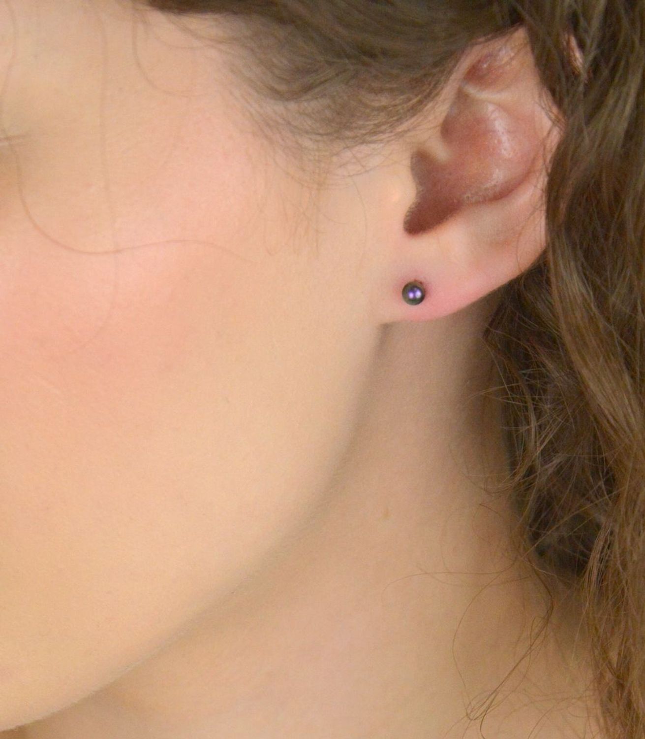 Srebrne kolczyki z ciemną perłą hodowlaną 4 mm – fioletowo-zielony połysk, zapięcie sztyft, srebro 925.jpg